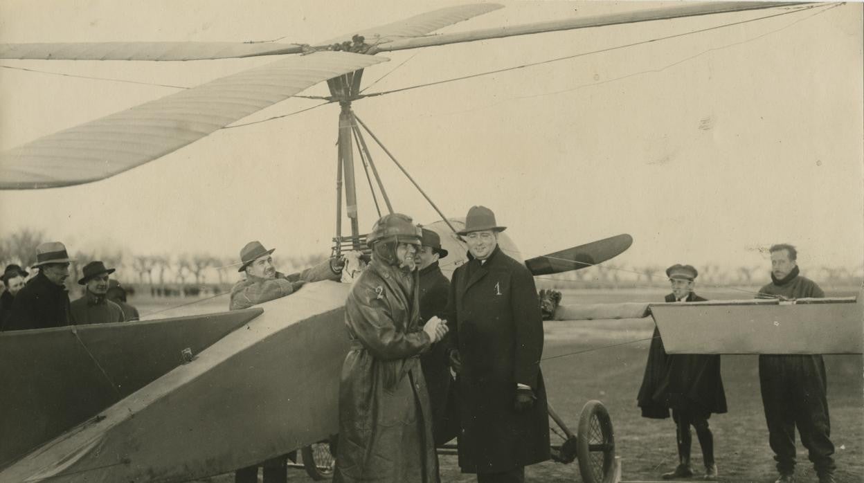 En el aeródromo de Cuatro Vientos, D. Juan de la Cierva y Codorniu (1), acompañado del teniente aviador Sr. Spencer