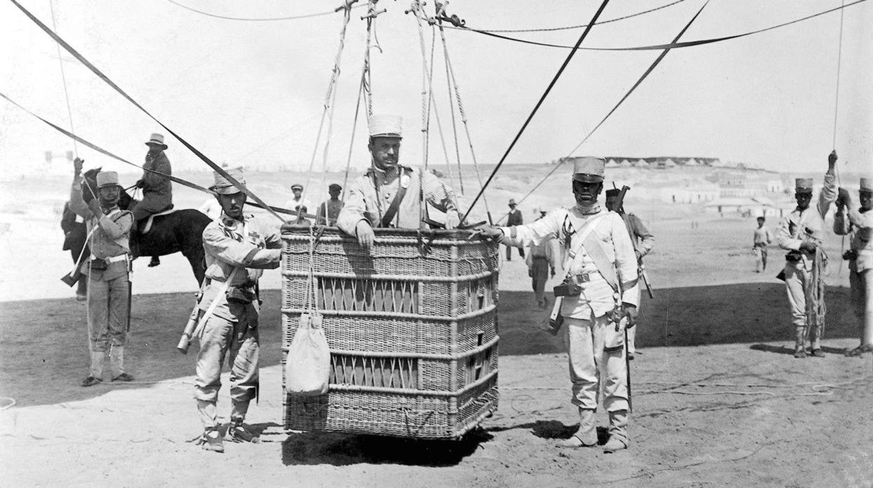 El capitán Gordejuela, en el globo Reina Victoria, en 1909, antes de su primera ascensión en Marruecos