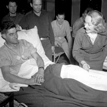 Marlene visitando a los soldados heridos en combate durante la Segunda Guerra Mundial