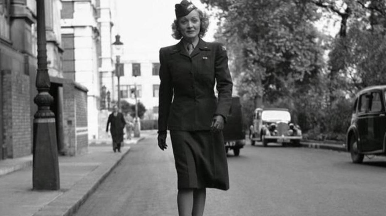 Marlene Dietrich, vestida de soldado, durante la Segunda Guderra Mundial