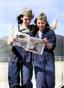Milicianas, leyendo ABC, en Navacerrada, tras haber sido reconquistado por ellas el 8 de agosto de 1936