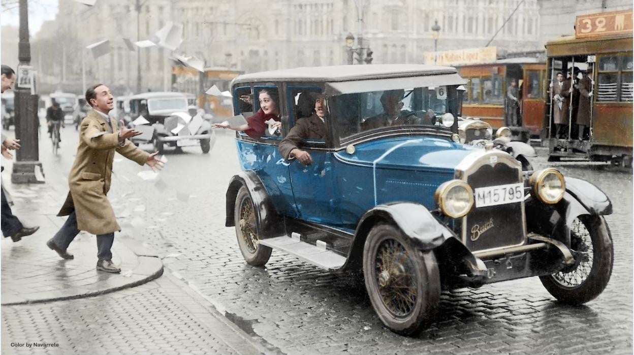 Rparto de propaganda electoral, en febrero de 1936, desde un Buick en la calle de Alcalá, con el Palacio de Comunicaciones al fondo. Fueron las últimas Elecciones antes de la Guerra Civil, ganadas por el Frente Popular