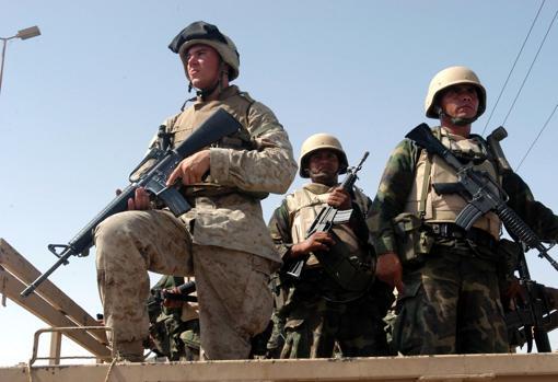 Integrantes del contingente salvadoreño patrullan por las calles de Nayaf junto a militares estadounidenses (izquierda).