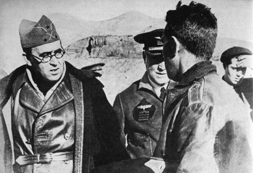 El general Rojo, con el coronel Camacho, subsecretario, interrogan a un oficial franquista en el frente de Teruel.