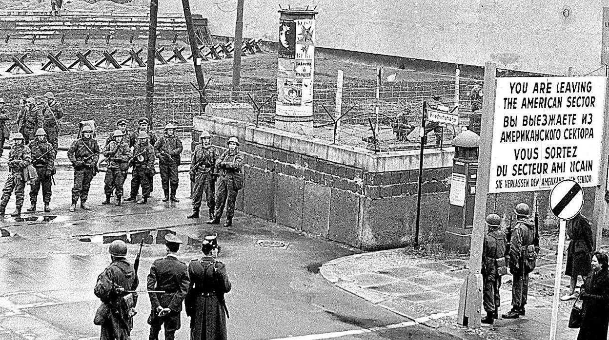 Construcción del Muro de Berlín, en 1961.