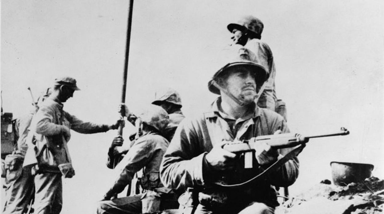 Marines estadounidenses erigiendo su bandera en Iwo Jima.