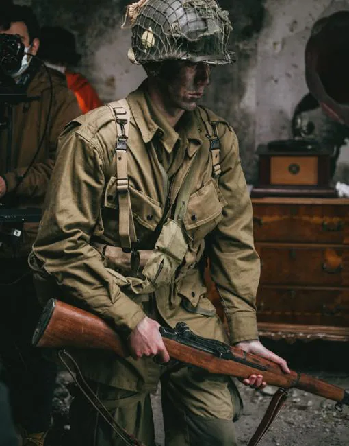 Fotograma del protagonista, que recrea a un soldado de la 101ª División Aerotransportada durante el Desembarco de Normandía
