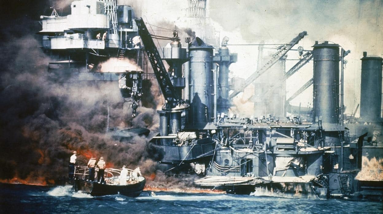 Vista de los daños producidos durante el ataque japonés a la base norteamericana de Pearl Harbor