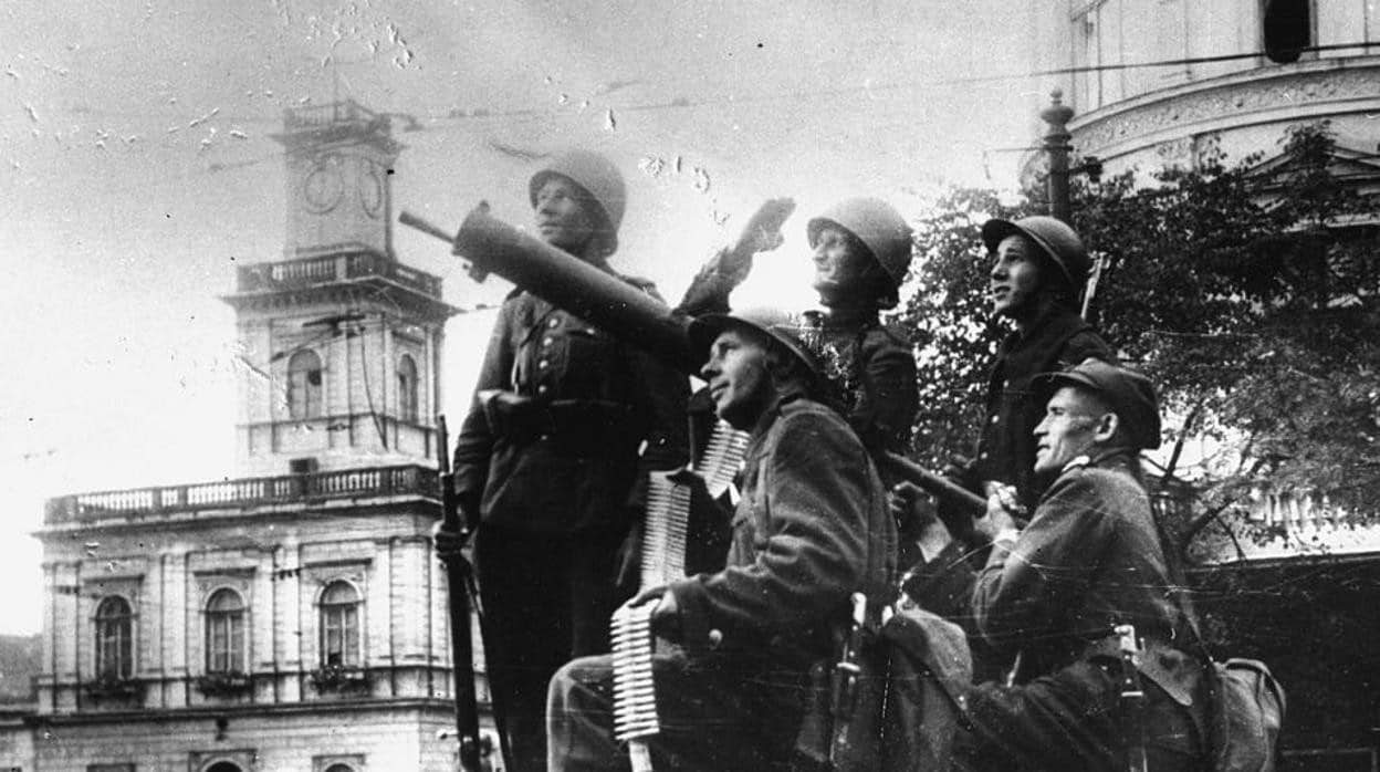 Soldados polacos con una ametralladora, cerca de edificios en ruinas en Varsovia en 1939.