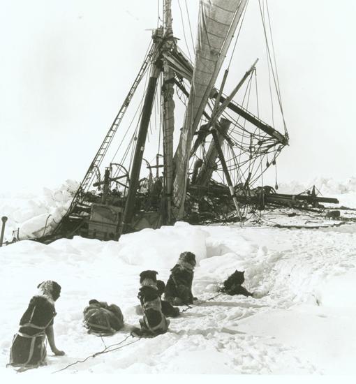 Frank Hurley tomó esta foto del hundimiento del "Endurance" durante la expedición de Ernest Shackleton a La Antártida