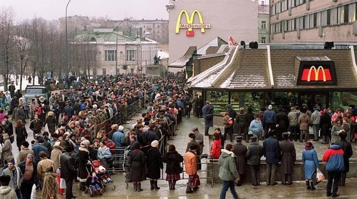 Foto tomada en 1990, año en el que se inauguró el primer McDonalds en Rusia, que ha sido uno de los cuatro restaurantes afectados.