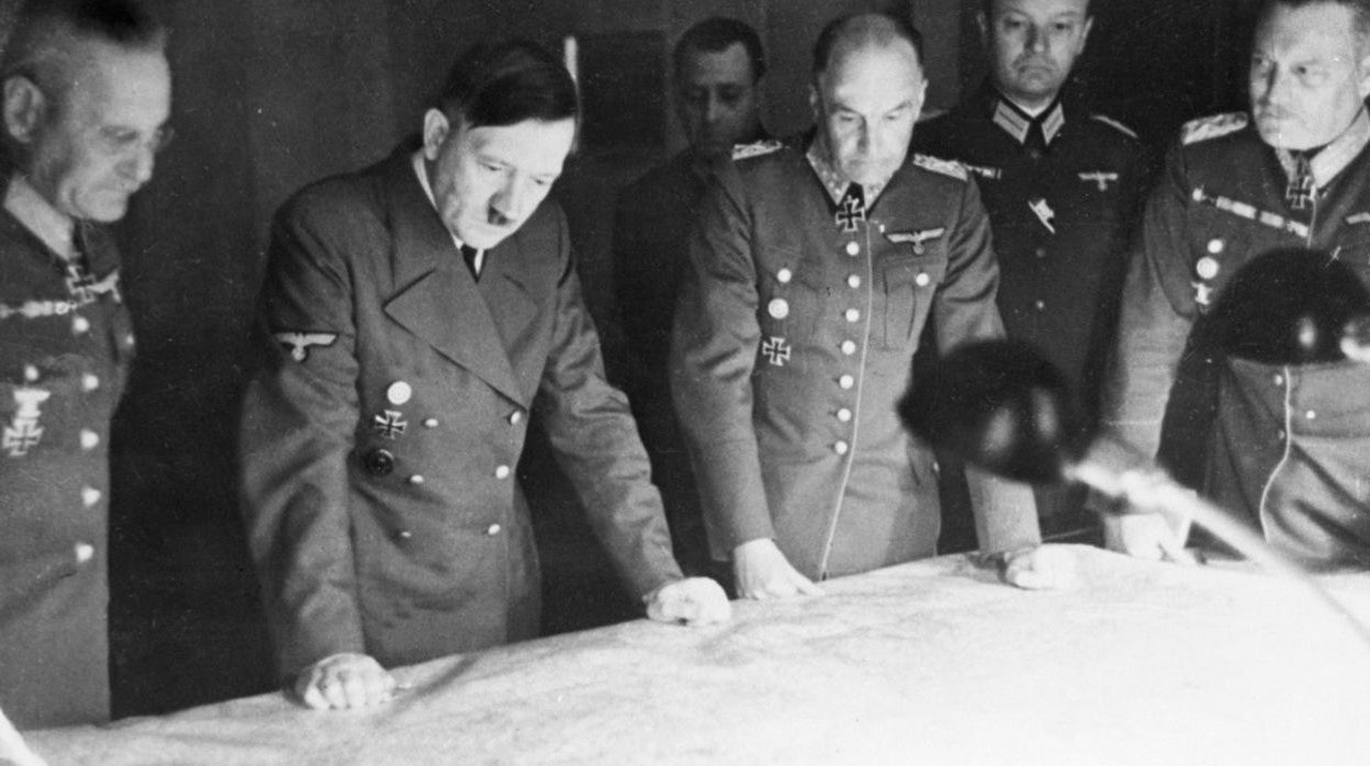 Hitler, durante la Segunda Guerra Mundial, organizando las operaciones militares