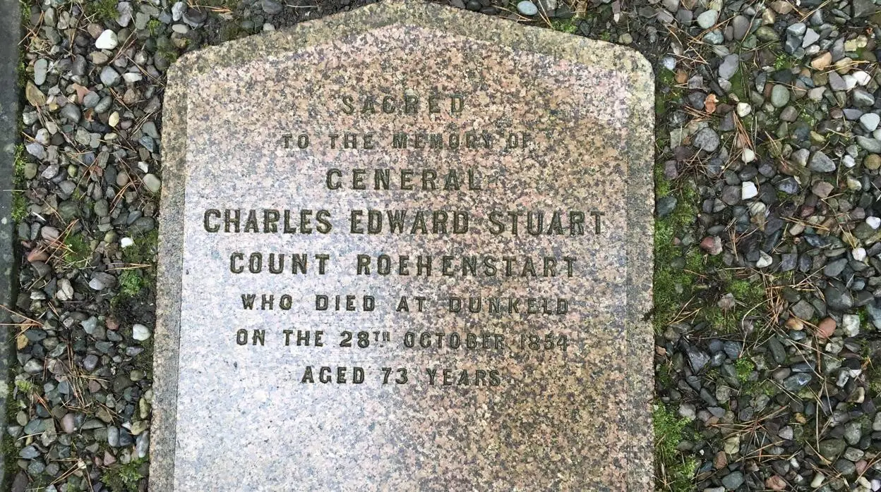 Lápida de Carlos Eduardo Estuardo, conde Roehenstart, ubicada en la catedral de Dunkeld.