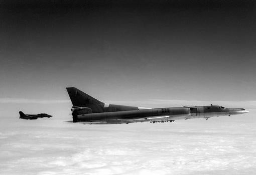 Un bombardero soviético Tu-22M Backfire-B.