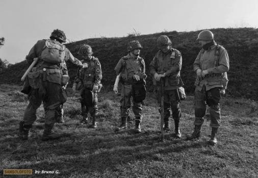 Recreadores de Arhem vestidos como los paracaidistas de la 101ª División