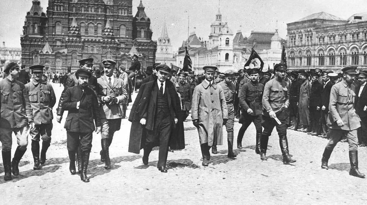 Lenin pasea por la Plaza Roja junto a varios oficiales en 1919