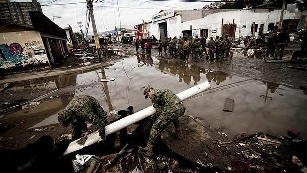 Un grupo de soldados participan en las labores de limpieza del terremoto de Chile de la semana pasada