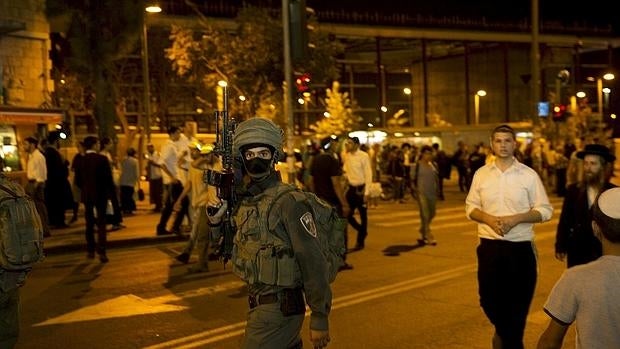 Fuerzas especiales israelíes patrullan los alrededores de la estación central de autobuses de Jerusalén tras un nuevo ataque