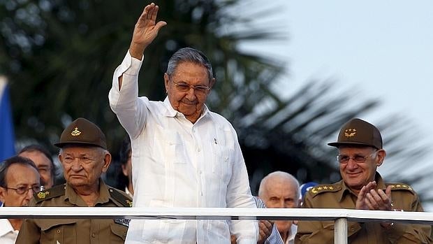 Abelardo Colomé Ibarra, a la derecha de Raúl Castro en la celebración del 1 de mayo de 2014 en La Habana