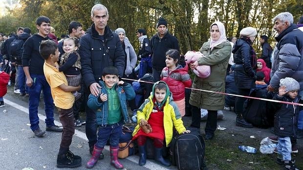 Una familia siria, a su llegada a la frontera entre Austria y Alemania, cerca de Passau (Baviera)