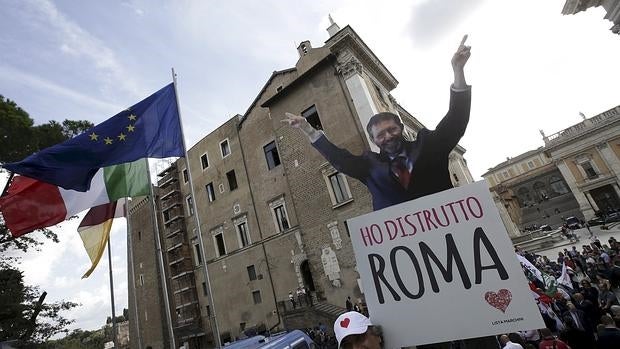 Manifestación en contra de la gestiónd e Ignazio Marino en Roma