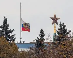 Bandera rusa en el Senado, en el Kremlin, hoy