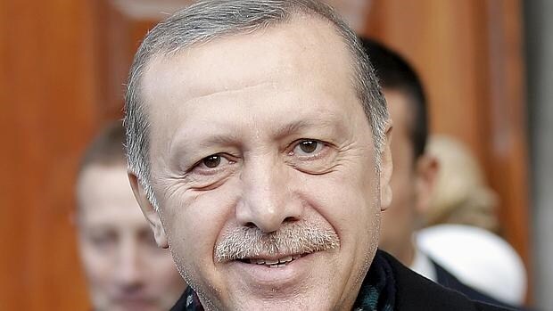 El presidente turco abandona una mezquita de Estambul tras conocer el resultado de las elecciones.