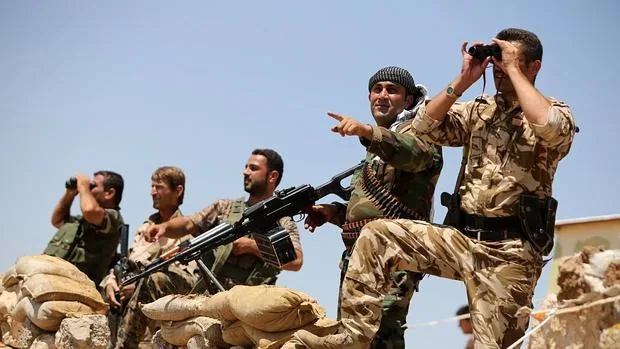 Un grupo de combatientes kurdos en los alrededores de Mosul