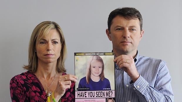 Fotografía de archivo del 2 de mayo de 2012 que muestra a Kate McCann (i) y su marido, Gerry McCann, sujetando un cartel con una fotografía de su hija desaparecida en 2007, Madeleine McCann, durante una rueda de prensa celebrada en Londres (Reino Unido)