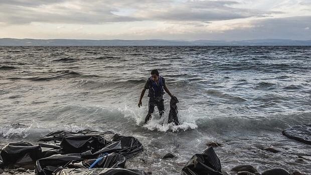 Un refugiado afgano llega a la costa de Skala Sikaminias, isla griega de Lesbos, el 1 de octubre del 2015