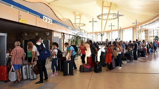 Cola de turistas en el aeropuerto de Sharm el Sheij este viernes