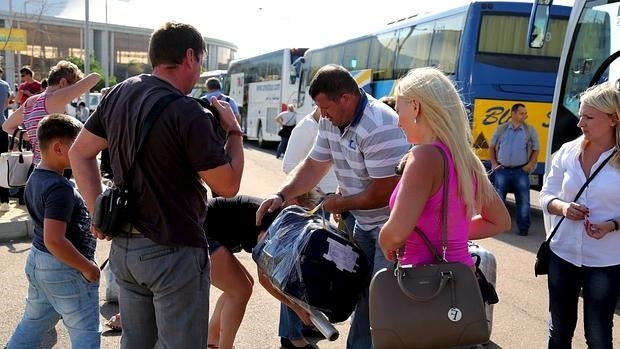 Turistas rusos en el Sinaí llevan sus equipajes a los autobuses en un resort de Sharm el-Sheikh