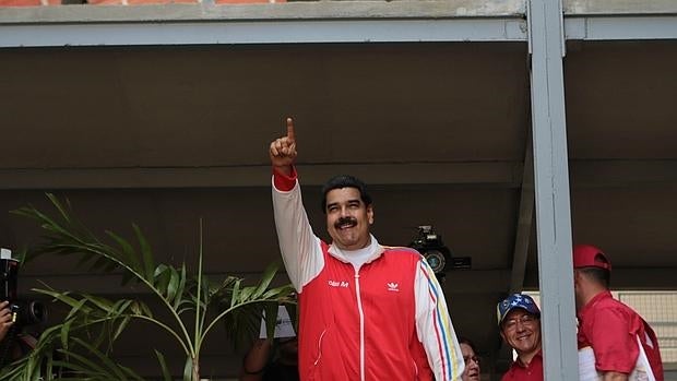 Fotografía cedida por el Palacio de Miraflores donde se observa al presidente de Venezuela Nicolás Maduro saludando a seguidores durante un acto de gobierno