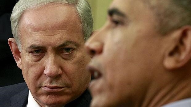 Benjamin Netanyahu, primer ministro de Israel, escucha atentamente al presidente de EE.UU., Barack Obama