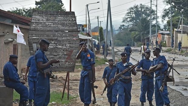 Policías en un barrio de Bujumbura donde se registraron protestas contra el presidente