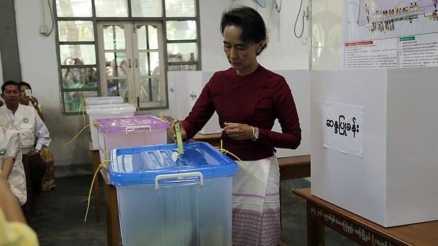 La líder opositora Aung San Suu Kyi durante las pasadas elecciones