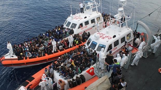 Inmigrantes a bordo de embarcaciones de la Guardia Costera italiana