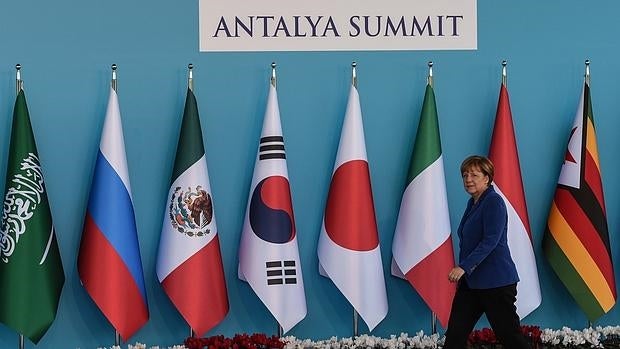 Los atentados de París disparan las críticas contra Merkel