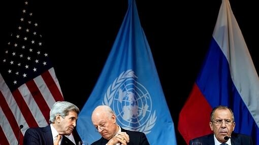 El secretario de Estado norteamericano, John Kerry, junto a su homólogo ruso, Sergei Lavrov y el enviado especial de ONU en Siria, Staffan de Mistura (en el centro), el pasado sábado