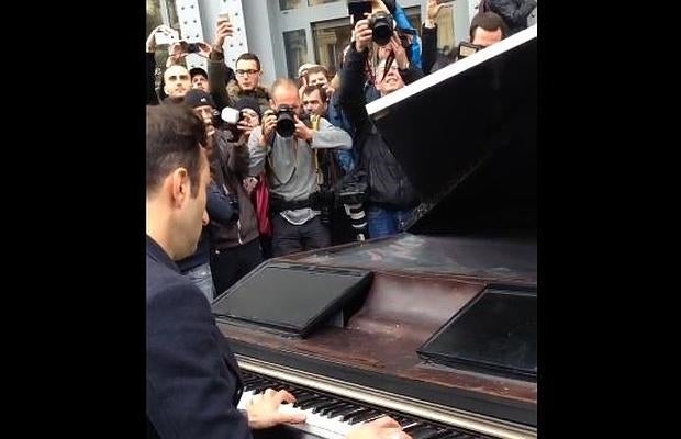 Un pianista conmociona a los franceses interpretando «Imagine» frente a la sala Bataclan