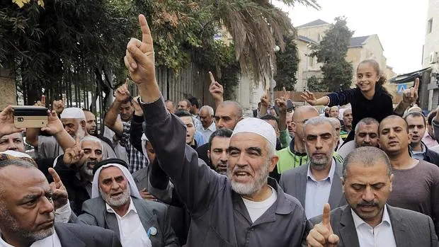 Sheik Raed Salah, líder del Movimiento Islámico, en Jerusalén junto a sus seguidores en una imagen de octubre de 2015