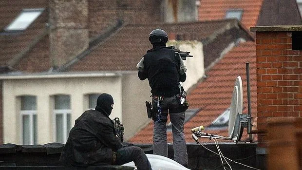 Operación antiterrorista ayer en Molenbeek, en el centro de Bruselas