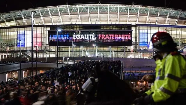 Un dispositivo policial vigiló la entrada al estadio de Wembley, con el lema de «Libertad, Igualdad y Fraternidad», durante el partido amistoso entre Francia e Inglaterra