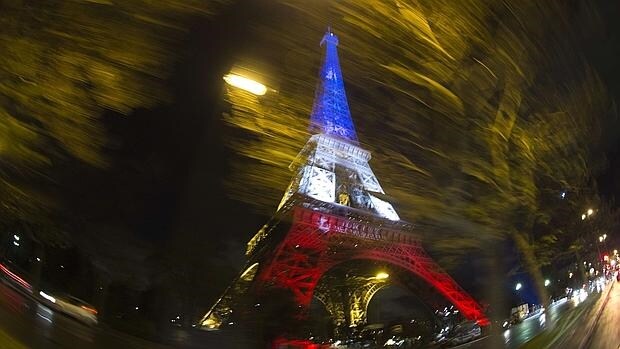 La Torre Eiffel, iluminada con los colores de la bandera francesa