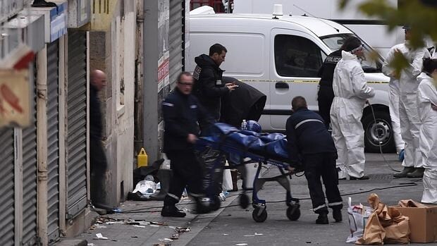 Traslado del cádaver de uno de los terroristas muertos en el asalto a un edificio en Saint-Denis