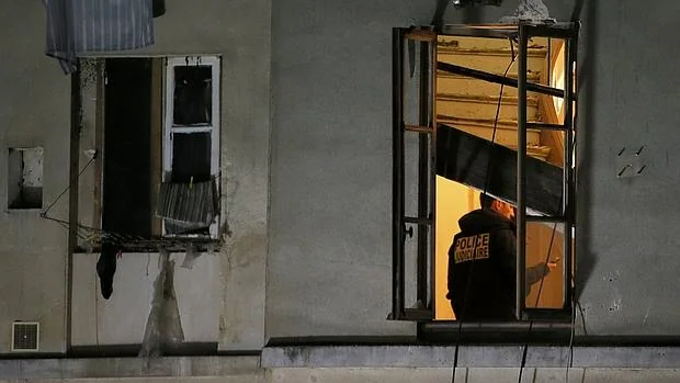 Un agente de la Policía Judicial horas después en el apartamento de los yihadistas en Saint-Denis