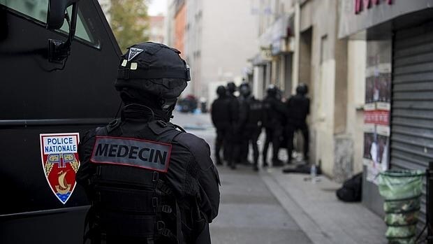 Un agente, durante la operación en Saint Denis