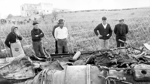 Los lugareños observan los restos de uno de los aviones accidentados en Palomares