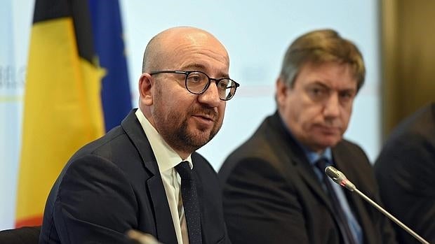 El primer ministro belga, Charles Michel (izda), junto al titular de Interior de este país, Jan Jambon