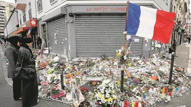 Personas junto al restaurante Le Petit Cambodge de París, uno de los lugares atacados